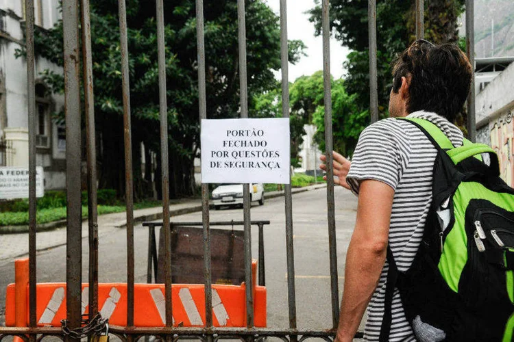 
	UFRJ suspende atividades por falta de pagamentos de funcion&aacute;rios terceirizados de limpeza, vigil&acirc;ncia e manuten&ccedil;&atilde;o
 (Fernando Frazão/ Agência Brasil)
