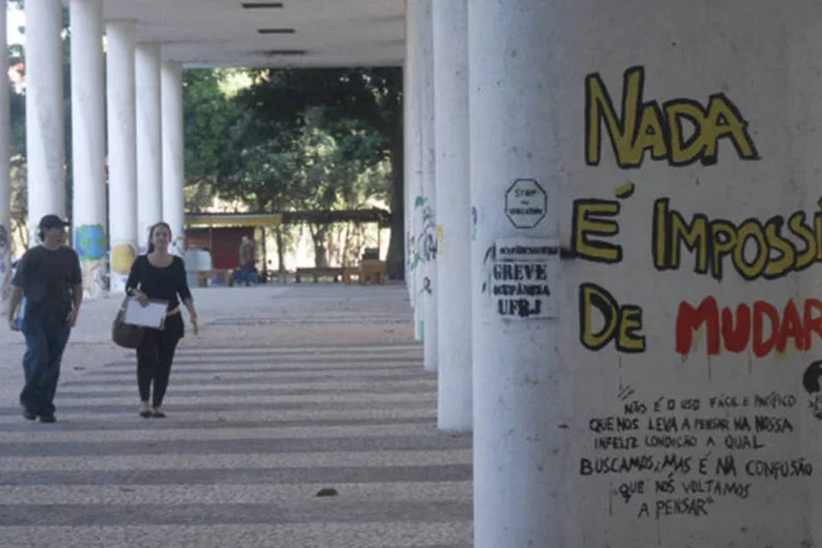 
	Picha&ccedil;&atilde;o de protesto na UFRJ: a Secretaria de Ci&ecirc;ncia e Tecnologia do Paran&aacute; foi procurada para comentar sobre a greve, mas ainda n&atilde;o respondeu &agrave; reportagem
 (Tânia Rêgo/ABr)