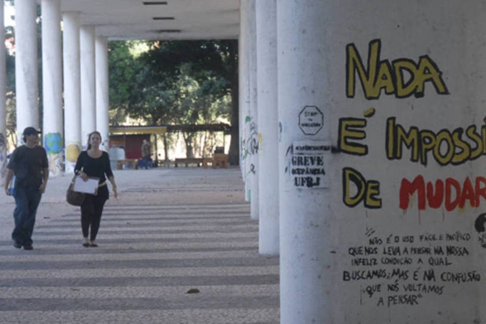 Servidores da UFRJ protestam contra nova proposta do governo