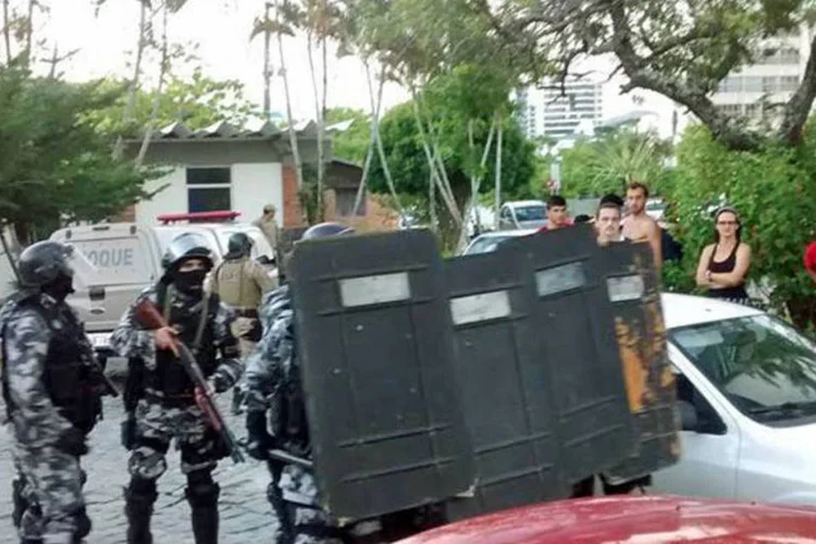 
	Tropa de choque no campus da UFSC: policiais e estudantes entraram em confronto no campus da universidade nesta &uacute;ltima ter&ccedil;a
 (Divulgação/ Helio Rodak de Quadros Junior)