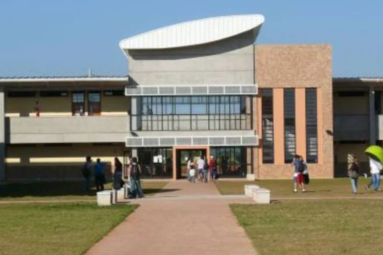 
	Campus da UFSCar em Sorocaba: Outra vaga se enquadra na sub&aacute;rea de f&iacute;sica da mat&eacute;ria condensada com &ecirc;nfase em f&iacute;sica experimental

