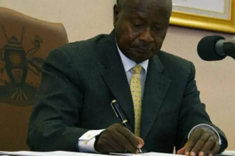 
	Yoweri Museveni: p presidente de Uganda promulgou na segunda-feira uma lei que transforma a homossexualidade em um crime que pode ser punido com pris&atilde;o perp&eacute;tua (Isaac Kasamani/AFP)