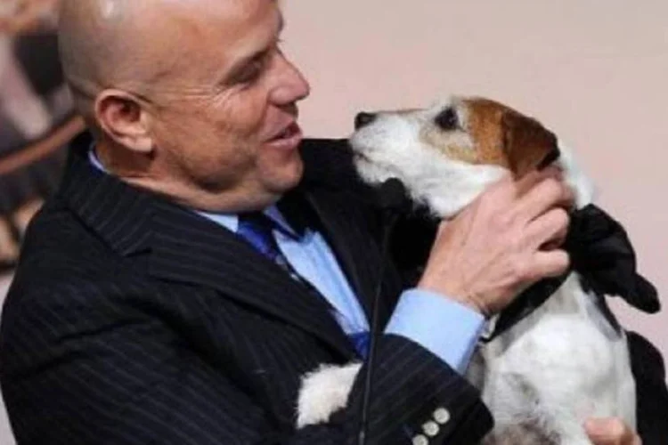 Uggie e seu treinador Omar von Muller recebem a distinção canina (AFP)