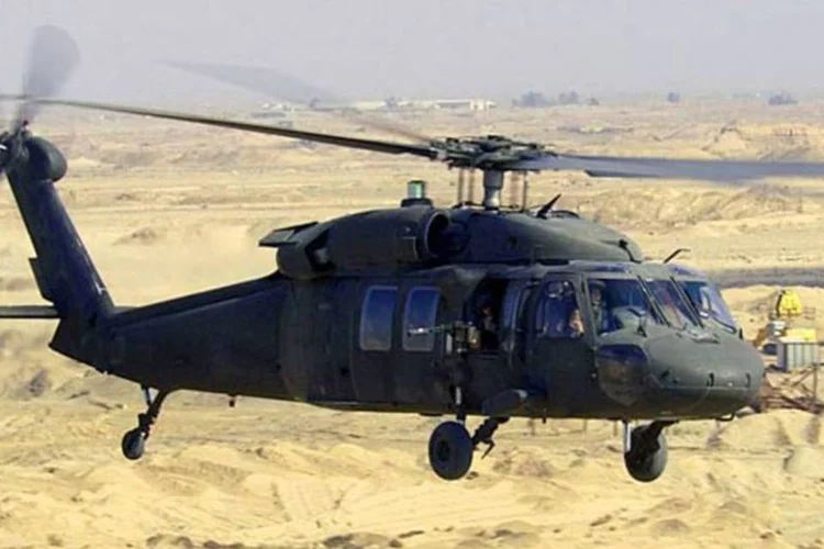 
	Helic&oacute;ptero de combate UH-60 Black Hawk em miss&atilde;o no Iraque
 (Suzanne Jenkins / USAF / Wikimedia Commons)