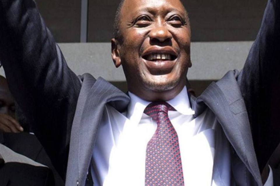 Acusado por crimes, Kenyatta assume presidência do Quênia