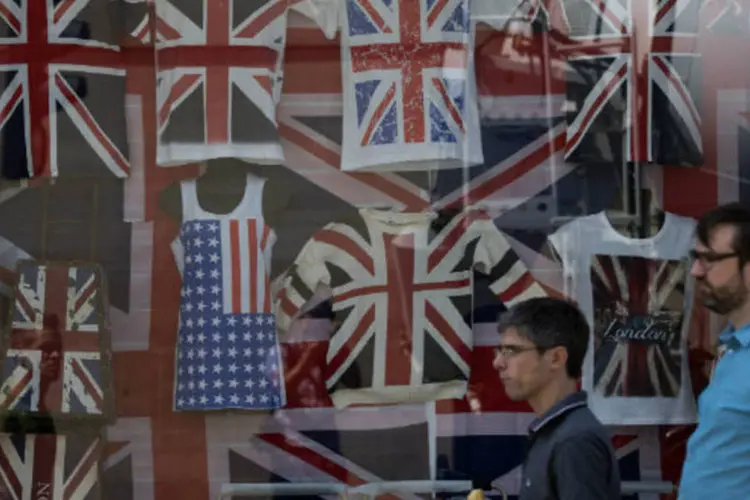 
	Consumidores brit&acirc;nicos passam em frente a loja com produtos estampados com a bandeira do Reino Unido, em Londres
 (Simon Dawson/Bloomberg)