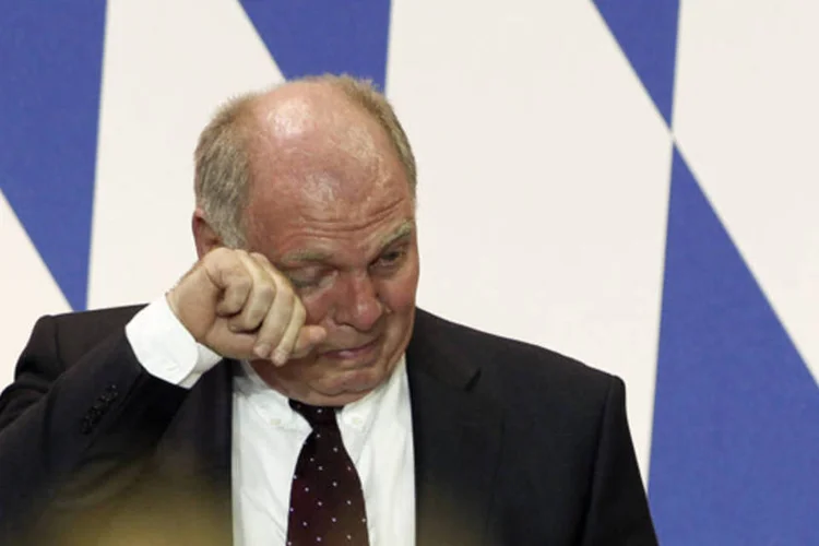 Uli Hoeness? "Após discussões com minha família, decidi aceitar a decisão do tribunal de Munique a respeito dos meus assuntos tributários. Isso se adequa ao meu entendimento da decência, dignidade e responsabilidade pessoal" (Michaela Rehle/Reuters)