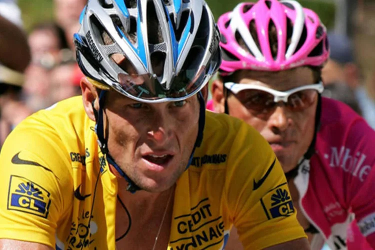 Lance Armstrong na frente de Jan Ullrich durante a Tour de France de 2005 (Robert Laberge/Getty Images)