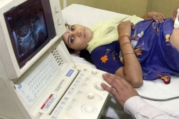 Mulher passa por exame de ultrassom na Nova Délhi, Índia (AFP)