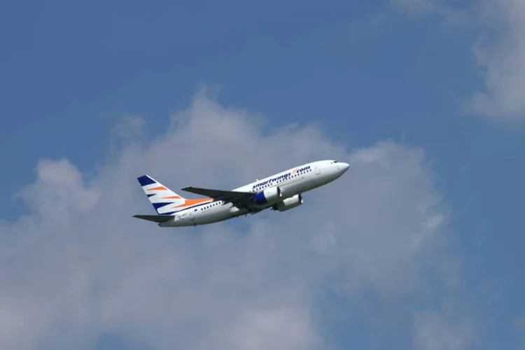 
	Alta no d&oacute;lar prejudica empresas a&eacute;reas: a moeda norte-americana responde por 60% dos custos do setor a&eacute;reo brasileiro
 (Aktron / Wikimedia Commons)