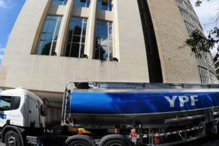 O governo argentino anunciou na segunda-freira a expropriação de 51% da YPF, filial da espanhola Repsol, alegando a falta dos investimentos necessários (Daniel Garcia/AFP)