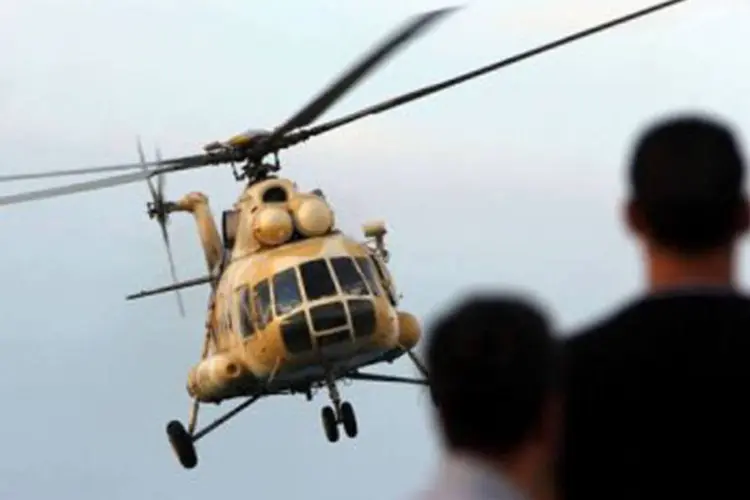 
	Um helic&oacute;ptero militar sobrevoa Benghazi: Durante o protesto, um grupo de manifestantes entrou no consulado e queimou parte do pr&eacute;dio
 (©AFP / Abdullah Doma)