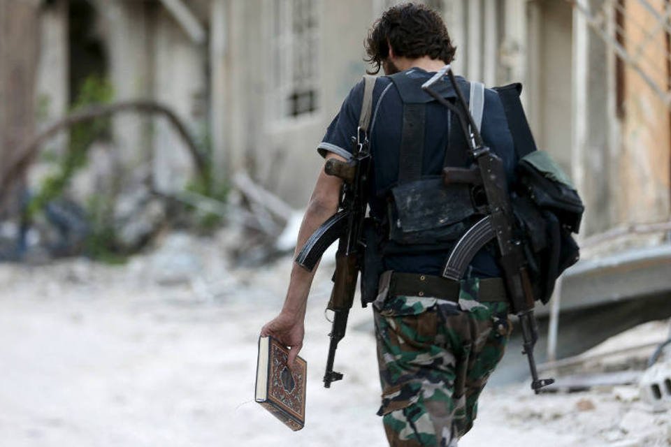 Exército sírio pede que últimos rebeldes abandonem Aleppo