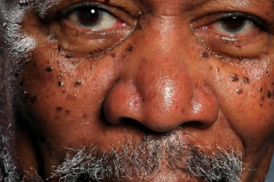 Avião com Morgan Freeman faz pouso forçado