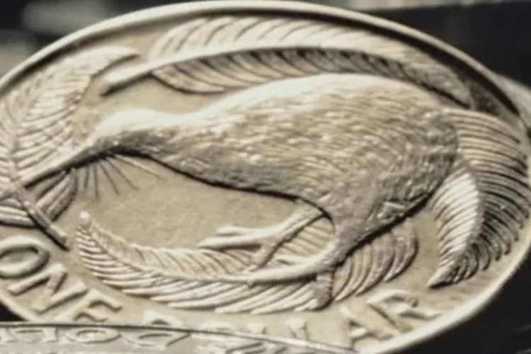 Um dia na vida de uma moeda: aventura visual vai através da vida de moeda de 1 dólar, que percorre o país de mão em mão, até ser perdida atrás do sofá (Reprodução)