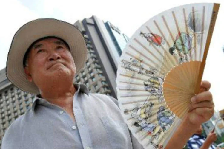 
	Idoso sul-coreano se abana para combater o calor de Seul: A ingest&atilde;o de &aacute;gua, a diminui&ccedil;&atilde;o de sal e uma dieta rica em frutas e legumes contribuem para a preven&ccedil;&atilde;o de pedras nos rins
 (AFP/AFP)