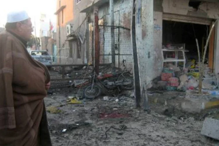 Iraquiano observa danos causados por ataque suicida em Tuz Khurmatu: a violência no Iraque deixou desde o início do ano mais de 5.900 mortos (AFP)