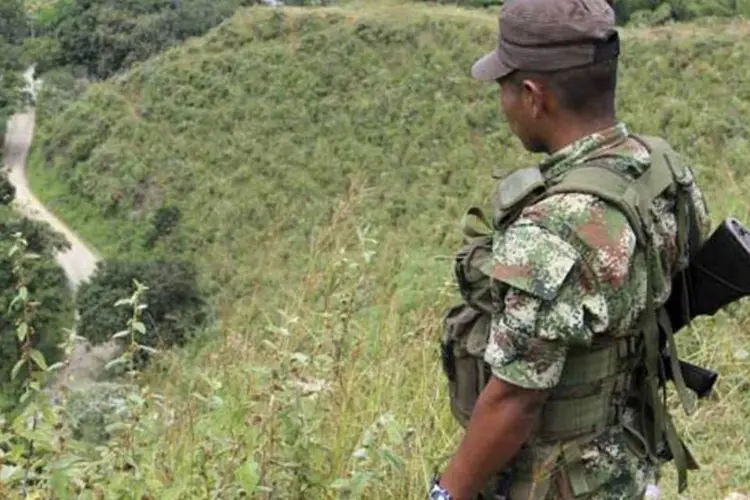 
	Rebelde das Farc monitora liberta&ccedil;&atilde;o de ref&eacute;ns: nas zonas vermelhas (lugares em que o conflito entre o Ex&eacute;rcito e as Farc &eacute; intenso) s&atilde;o comuns atentados atingirem popula&ccedil;&atilde;o civil
 (REUTERS/Jaime Saldarriaga)