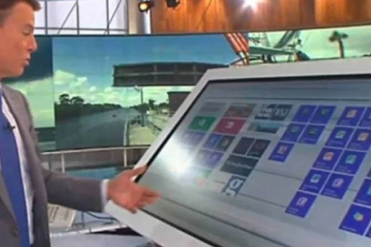 Tablet gigante apresentado na Fox News: vale lembrar que a emissora de TV americana Fox news já utilizou tablets gigantes em uma edição de seu telejornal (Reprodução/Fox News)