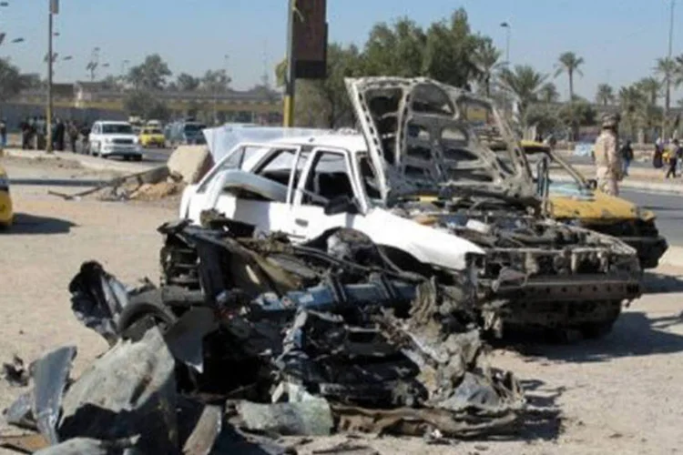 Um carro detonado na capital do Iraque (Khalil al-Murshidi/AFP)