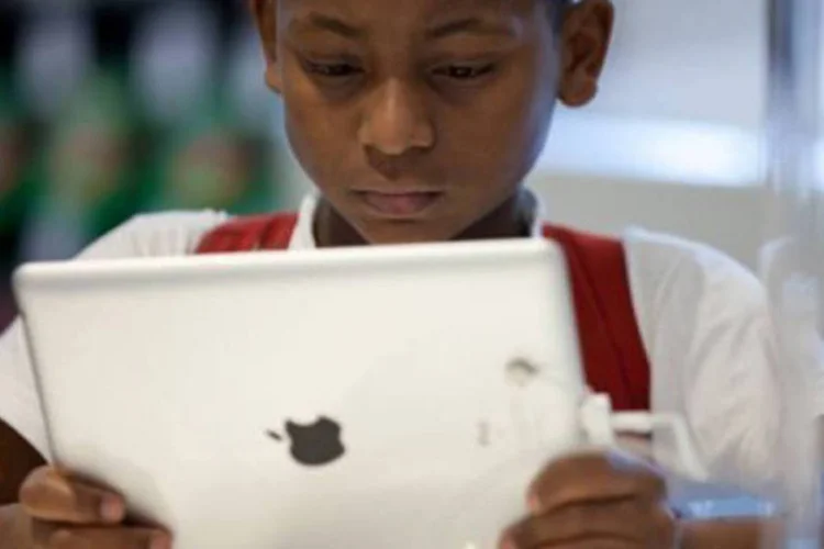 Criança consulta o iPad: o valor do novo tablet seria reduzido para até US$ 250 (Yasuyoshi Chiba/AFP)