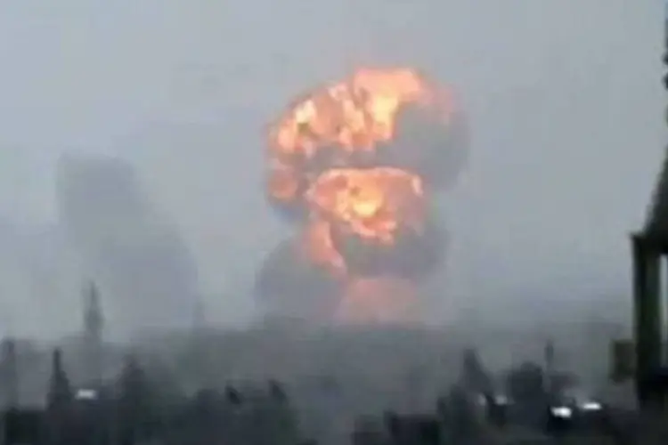 Uma imagem do YouTube mostra uma explosão em Homs: a ONG Observatório Sírio dos Direitos Humanos contabiliza, por sua vez, 9.734 pessoas mortas, sendo 7.056 civis (AFP)