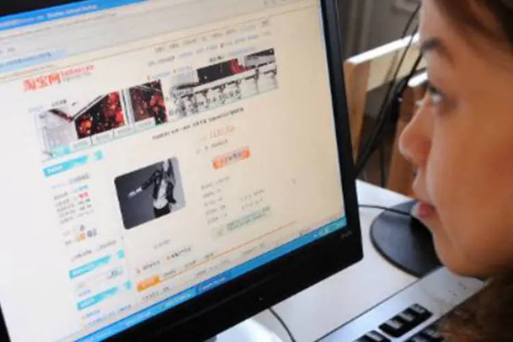 Chinesa acessa o site de compras Taobao: este é o dia mais rentável para o comércio on-line, já que os chineses aproveitam as promoções para comprar de tudo (AFP)