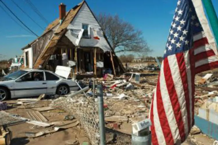 
	Uma fotografia de 6 de novembro de 2012 mostra uma casa destru&iacute;da pelo furac&atilde;o Sandy, em Staten Island, no estado americano de Nova York
 (AFP)
