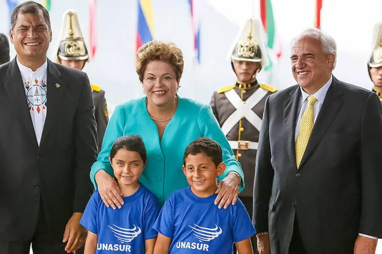 
	Dilma Rousseff durante chegada para a Unasul: a c&uacute;pula da Unasul ocorre na nova sede, constru&iacute;da pelo Equador
 (Roberto Stuckert Filho/PR)