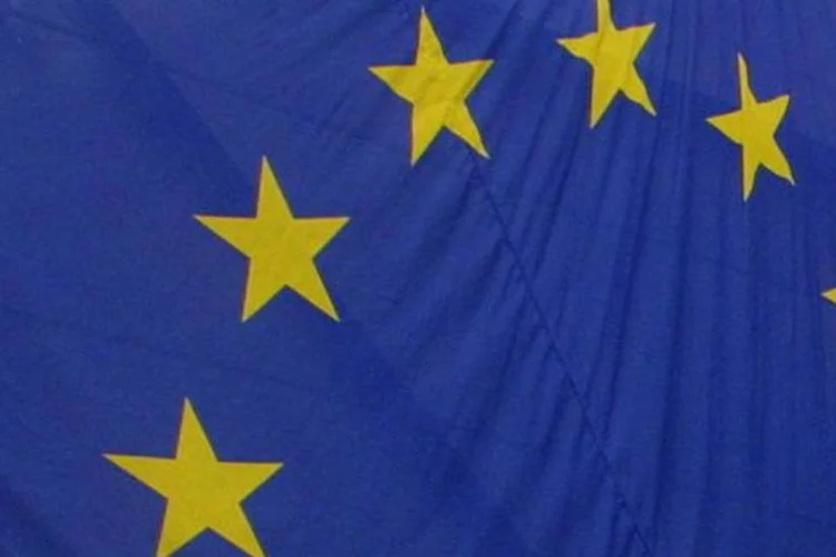 Bandeira da UE: na prática, a União dispõe de meios limitados frente os casos de violação do Estado de direito entre seus membros (Getty Images)