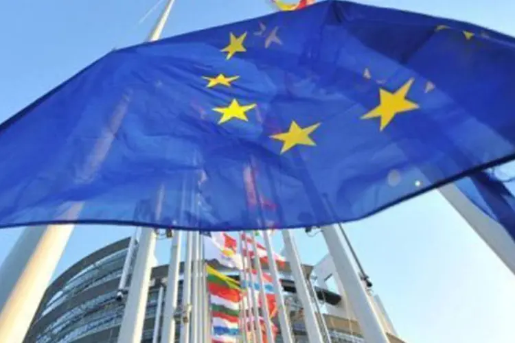 
	Bandeira da Uni&atilde;o Europeira: O primeiro-ministro brit&acirc;nico, David Cameron, far&aacute;&nbsp;um discurso decisivo, no qual definir&aacute; os seus planos para uma revis&atilde;o do Reino Unido com a UE
 (Georges Gobet/AFP)