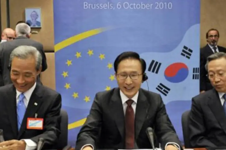 Lee Myung Bak (centro), presidente da Coreia do Sul: tratado deve entrar em vigor em julho de 2011, representando 1,6 bilhão de euros anuais em exportações da UE para os asiáticos (Georges Gobet/AFP)