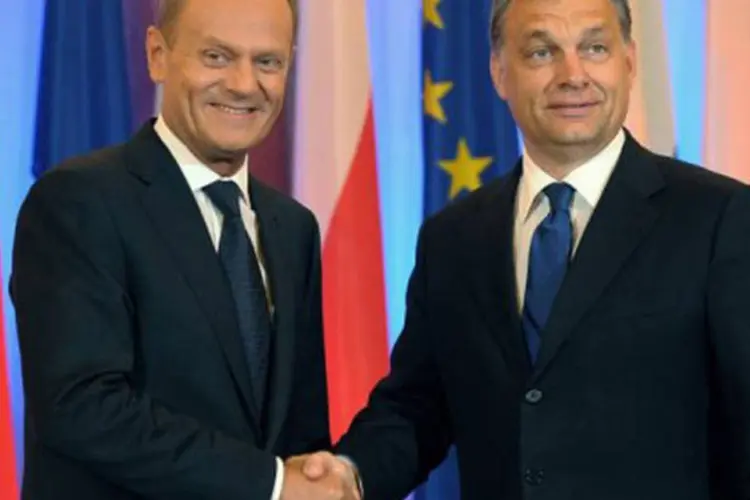 Os primeiro-ministros polandês Donald Tusk (e) e húngaro, Viktor Orban: segundo Tuska Polônia "terá como objetivo garantir o sucesso do tratado de adesão" da Croácia (Janek Skarzynski/AFP)