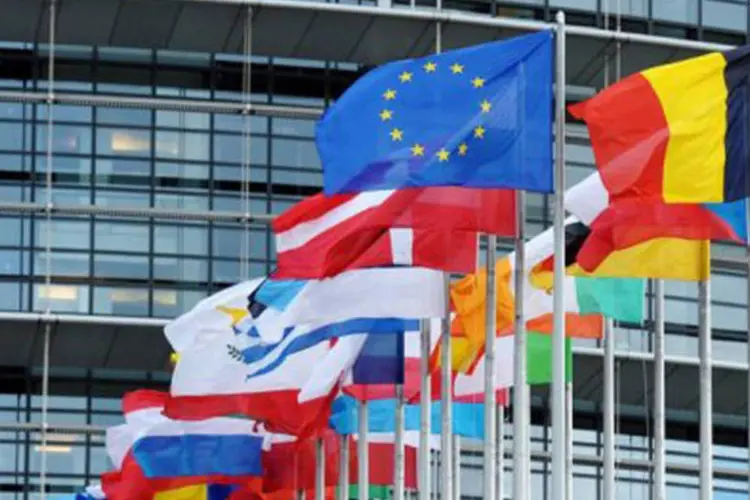 
	As bandeiras dos pa&iacute;ses da UE s&atilde;o vistas em frente ao parlamento europeu em Estrasburgo, na Fran&ccedil;a
 (Frederick Florin/AFP)