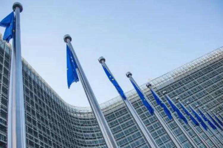 Vista de bandeiras da União Europeia em frente à sede da Comissão Europeia (Siska Gremmelprez/AFP/AFP)