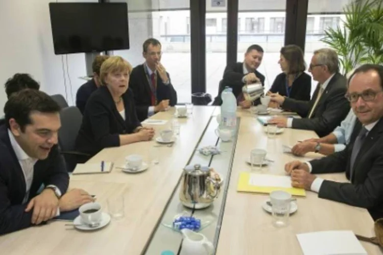 Os líderes da União Europeia e o primeiro-ministro grego, Alexis Tsipras, durante reunião extraordinária (Philippe Wojazer/AFP)