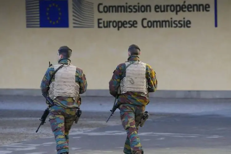 
	Soldados belgas: B&eacute;lgica segue em um n&iacute;vel de alerta tr&ecirc;s, de uma escala que vai at&eacute; quatro, por risco de atentado terrorista
 (Yves Herman/Reuters)