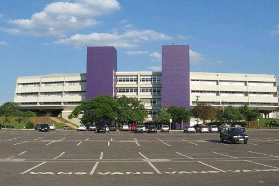 Suspenso professor da Unicamp que fumou narguillé em sala de aula