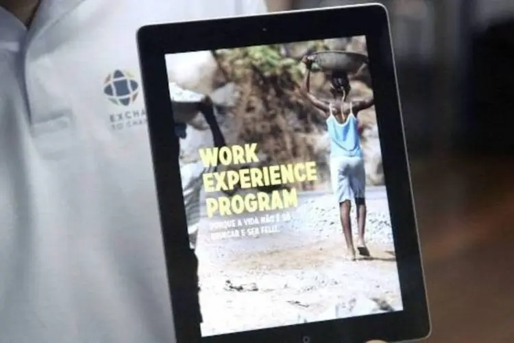 Foi montado um estande para a ação da Unicef com uma agência de intercâmbio fictícia, a "ECA Exchange Programs - To change children’s lives" (Reprodução/YouTube)