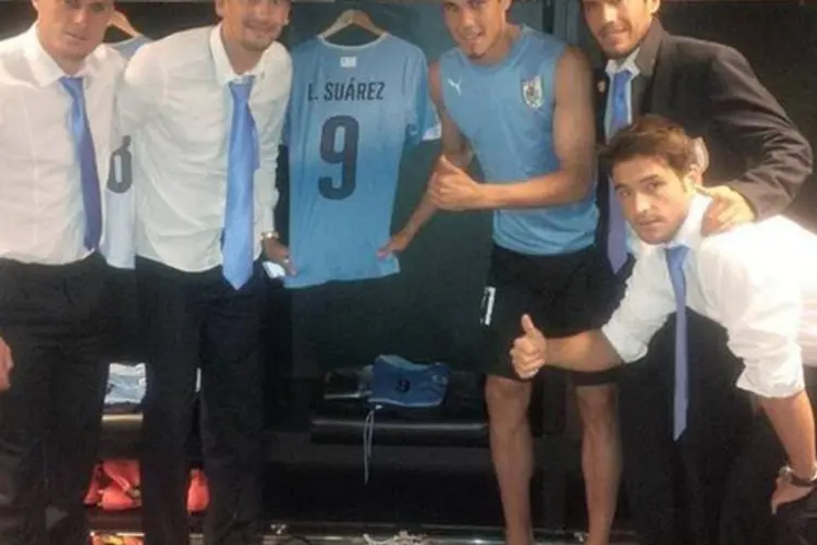 Cavani postou no Twitter foto ao lado da camisa de Suárez no vestiário do Maracanã (Reprodução/ Twitter)