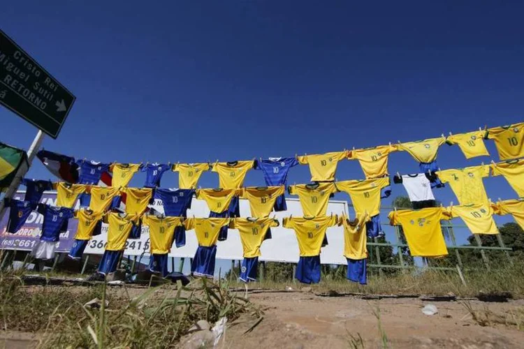 
	Uniformes da Sele&ccedil;&atilde;o Brasileira: a ISE &eacute; a empresa de fachada nas Ilhas Cayman que obteve o direito de organizar os amistosos da sele&ccedil;&atilde;o at&eacute; o fim 2022
 (REUTERS/Eric Gaillard)