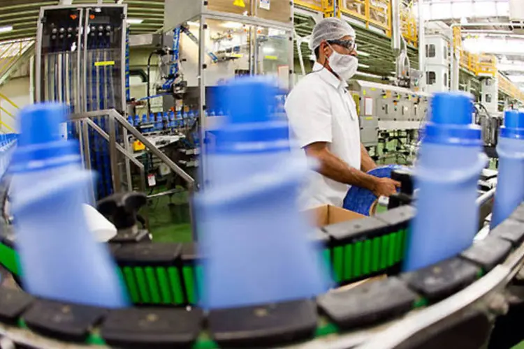 
	Linha de produ&ccedil;&atilde;o da Unilever: companhia espera um&nbsp;crescimento&nbsp;de vendas subjacentes de 3 a 3,5 por cento no terceiro trimestre
 (MARCELA BELTRAO)