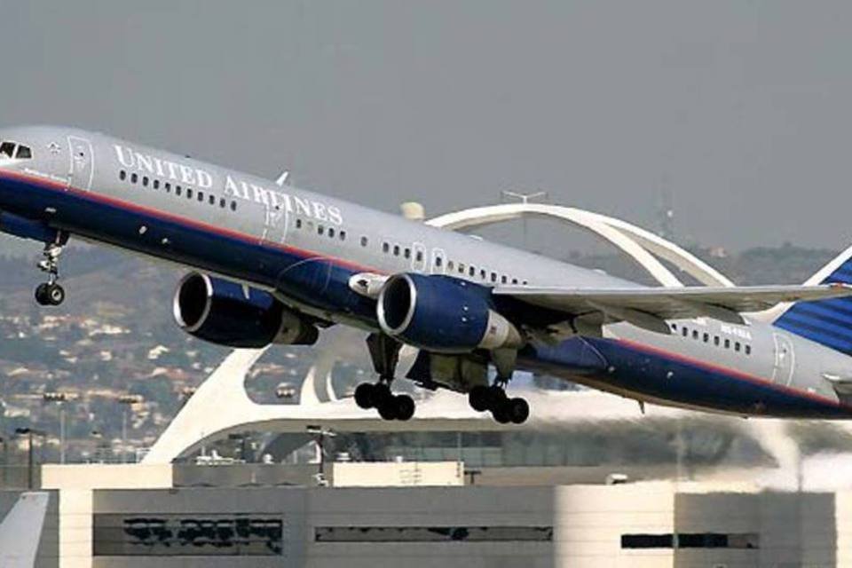 Homem é acusado de abusar mulher que dormia em avião nos EUA