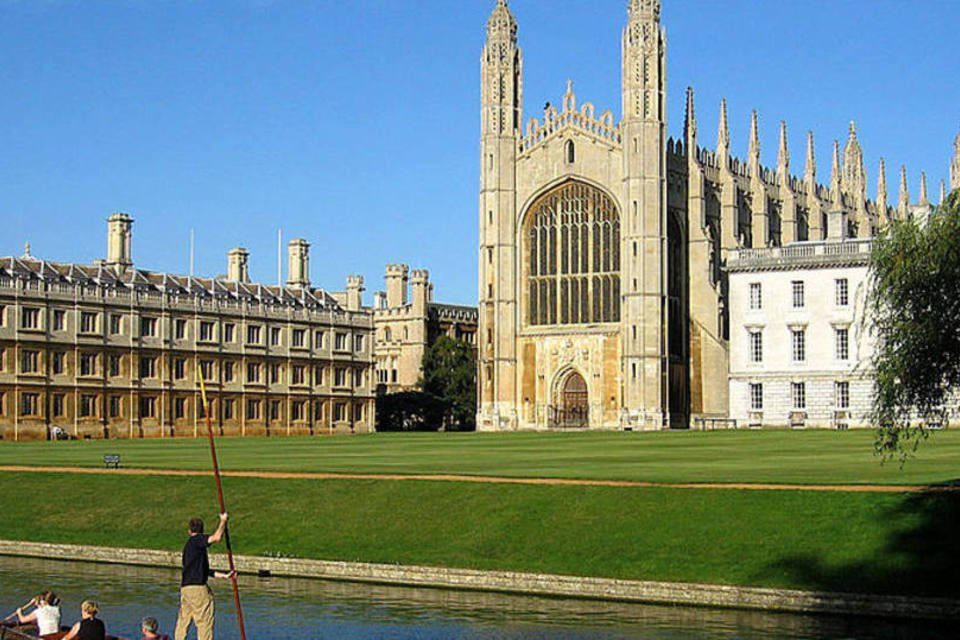 Universidade de Cambridge: estudo aponta que são empregados por ano mais de 1 trilhão de dólares de capital filantrópico privado (Reprodução/Wikimedia Commons/Wikimedia Commons)