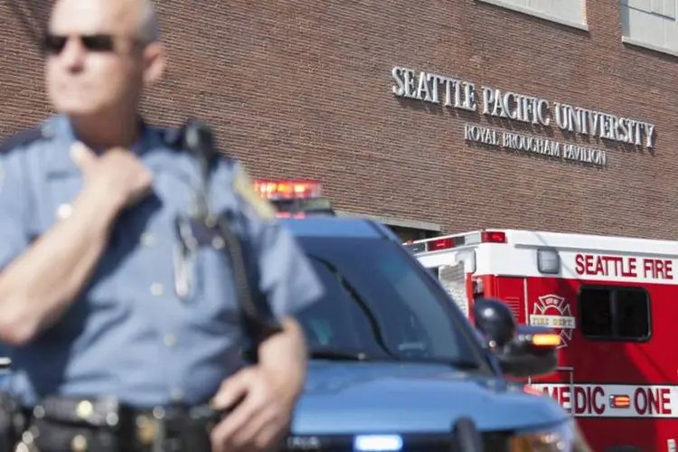 Equipes de segurança em frente à Universidade Seattle Pacific: jovem morto tinha 19 anos (David Ryder/Reuters)