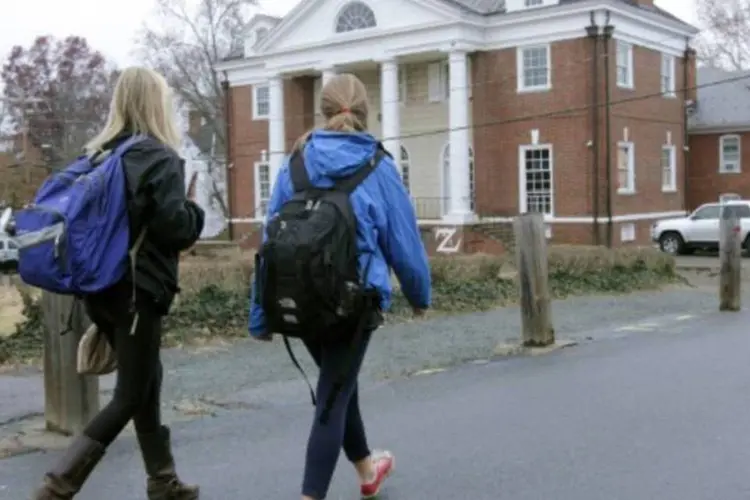 Estudantes andam pelo campus da Universidade de Virginia (Jay Paul/AFP)