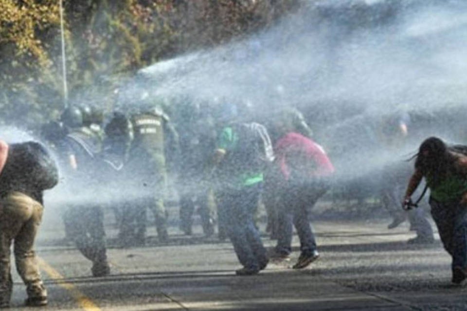 Universitários protestam em Santiago por mais benefícios