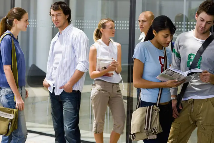 
	Universit&aacute;rios: para conseguir ter acesso &agrave; bolsa, as jovens devem preencher dois requisitos: ter obtido excelentes resultados no ensino m&eacute;dio e serem virgens
 (Thinkstock)