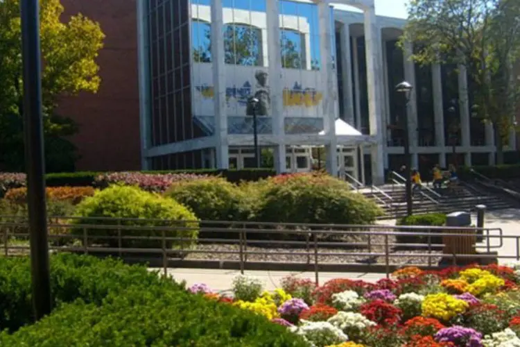 Prédio da West Virginia University: a faculdade tem hoje 32 mil estudantes em áreas como Medicina, Direito, Ciências Sociais e Economia (Wikimedia Commons)