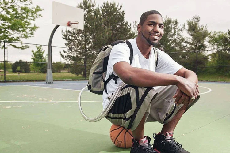 Stan Larkin: o jovem jogava basquete com o dispositivo portátil (Divulgação/University of Michigan)
